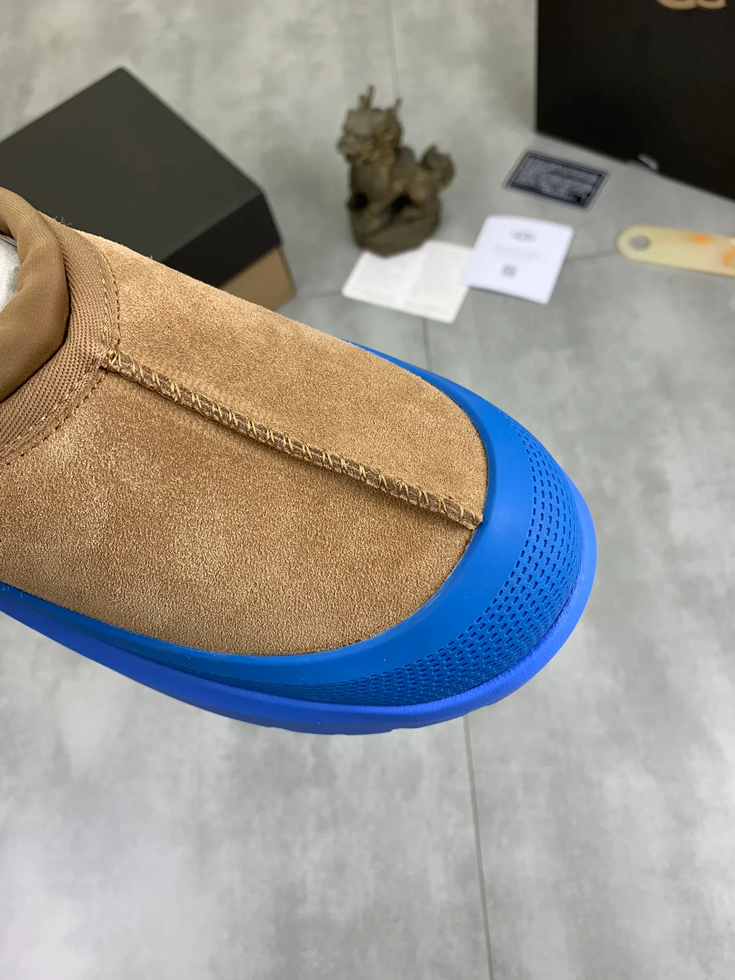 Men's Men's Shoes💰P460 New Couple Style👫 UGG Tasman Weather Hybrid One-second Snow Boots👢 Wang Yibo's same 👏 classic Tasman shoe model is added with a large orange sole, functional color contrast design, environmentally friendly waterproof and snowproof material, which is both fashionable and functional. At the same time, it is paired with the new UGG Keen furry color-blocking jacket. Bright orange and maroon collide to create a new light outdoor style and open up a new travel experience in early autumn! Using the best materials, the 17mm fur integrated surface is warmer and breathable, and the outsole is upgraded to a lightweight and wear-resistant light wing technology outsole! Size: 35-45 for men and women Official website color: 3⃣️ colors available